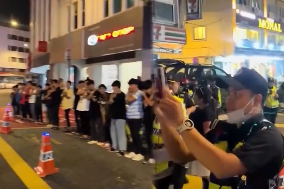 Kumpulan Individu Dakwa Polis Bersalah Atas Arahan Remaja Untuk Ketuk Ketampi