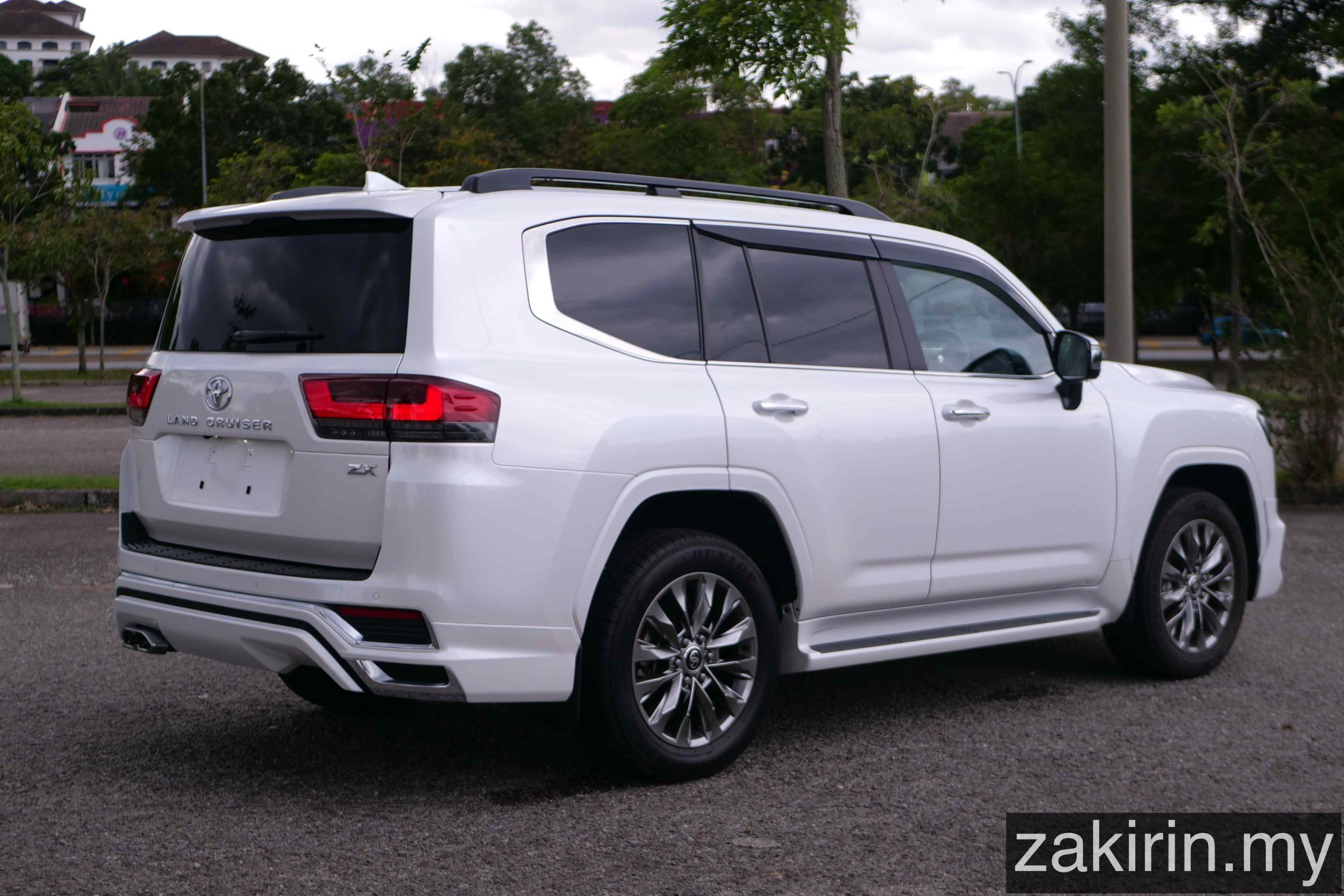 Toyota Land Cruiser 2025: The Silent Millionaire’s SUV of Choice | Auto ...
