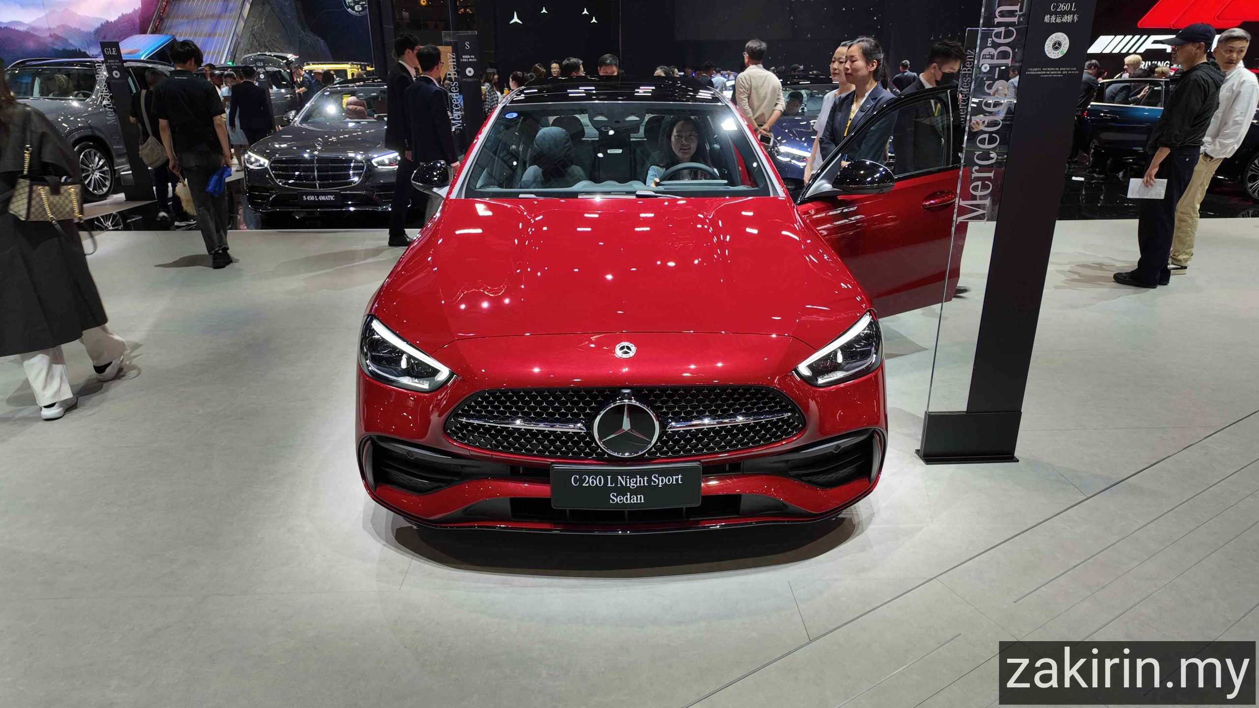 Mercedes C200L Night Sport: Where Luxury Meets Smart Innovation