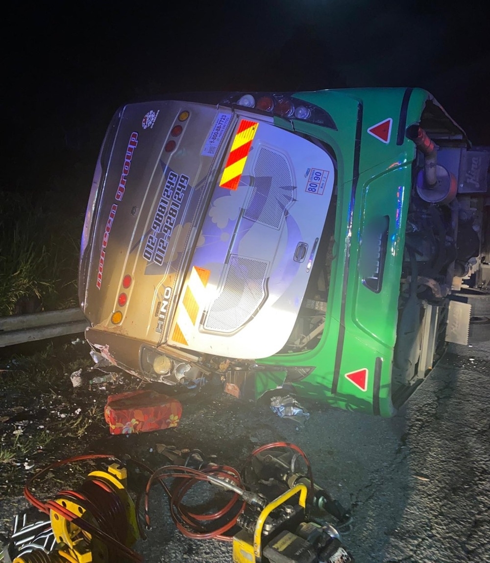 Tragedy at Dawn: 15 Perish in UPSI Bus Crash on Malaysian Highway