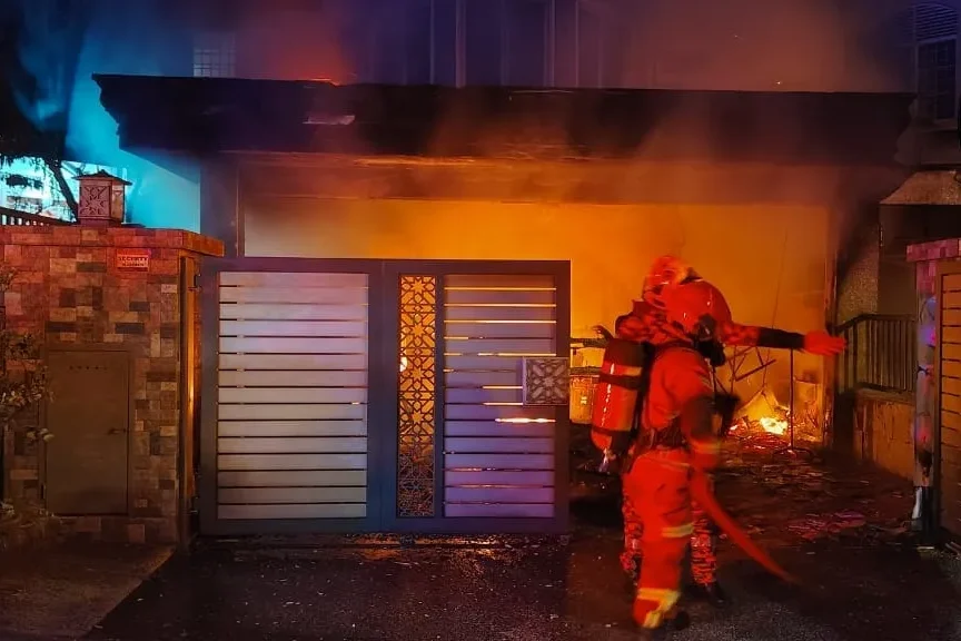 Double-Storey Terraced House in Cheras Destroyed in Fire, Suspected to be Caused by Charging EV